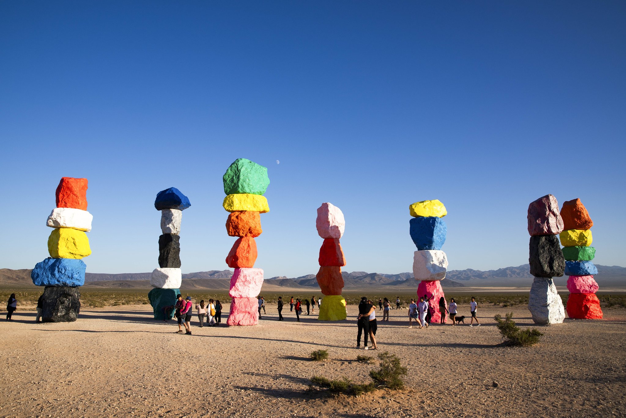 미국 라스베이거스 인근 사막에 설치된 작품 '7 매직 마운틴'. 스위스 예술가 우고 론디노네가 2016년 만든 작품으로 지난해 방탄소년단 RM이 이곳을 방문해 화제가 됐다.