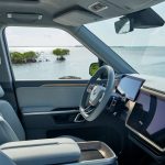 [크기변환]2020_04_DylanJohnston_R1SGreen_FL_Interior_FrontCabin_0949-scaled