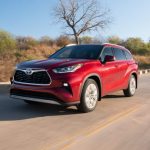[크기변환]2021_Toyota_Highlander_Platinum_Hybrid_AWD_Ruby-Flare-Pearl_002-600×396