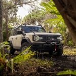 2022-Ford-Bronco-Everglades_Desert-Sand_01