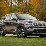 jeep-compass-limited-4×4-2022-04-exterior-front-angle-grey-suv-scaled