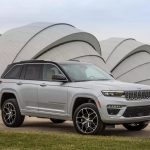 jeep-summit-reserve-4×4-2022-01-exterior-front-angle-silver-suv-scaled