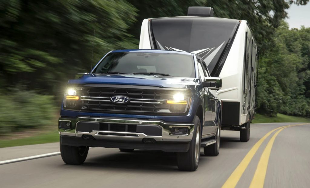 포드가 로고를 포함 디자인 일부를 변경한 2024년형 F-150를 공개했다. Photo=Ford