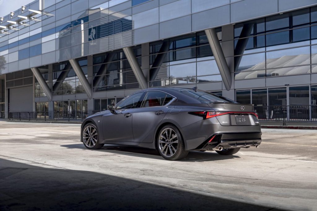 스포티한 디자인이 돋보이는 2024 렉서스 IS 300 F 스포츠. Photo=lexus